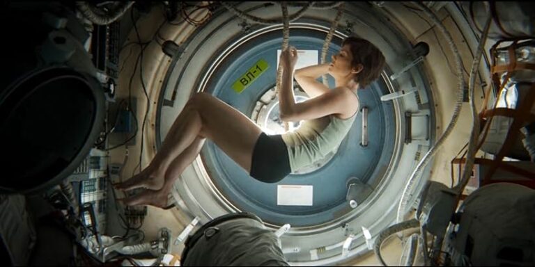 그래비티 (Gravity, 2013) – 고립된 우주에서 펼쳐지는 생존의 이야기